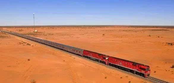世界上最长的火车，共有八个车头682节车厢
