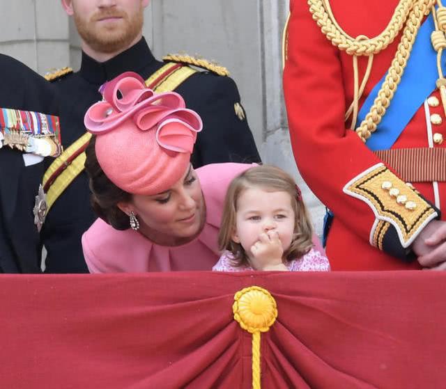 盘点夏洛特公主参加王室活动 厌烦的小表情：小脸蛋鼓鼓的超可爱
