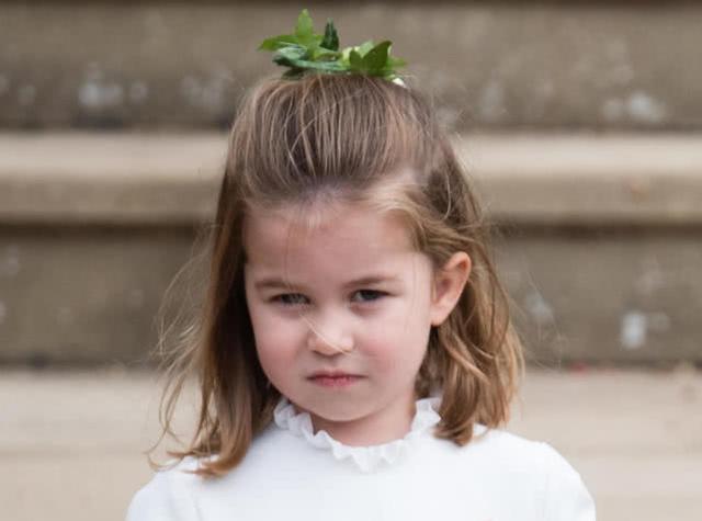 盘点夏洛特公主参加王室活动 厌烦的小表情：小脸蛋鼓鼓的超可爱