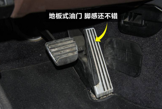 娱乐爱在线@油门突然卡死怎么办？老司机：踩刹车是不对的，记住这2点可保命