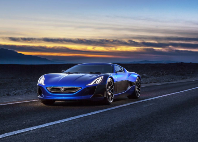 娱乐爱在线@油门突然卡死怎么办？老司机：踩刹车是不对的，记住这2点可保命