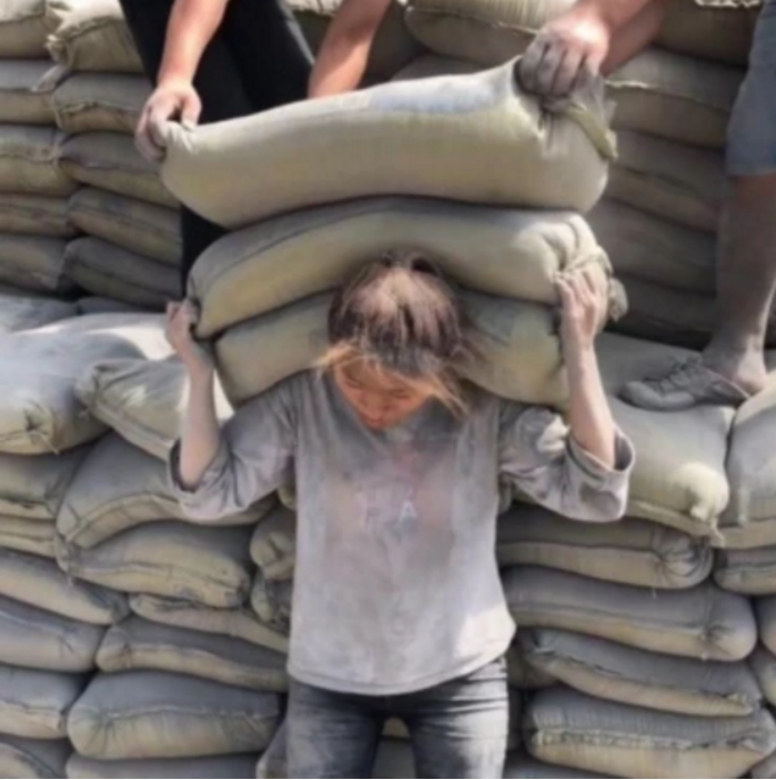 「向逗比」她是百万粉丝网红“水泥西施”，曝光让人愤怒，网友：道德底线呢