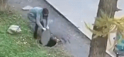 俄男童掉下水道 母亲搬井盖后与路人合力将其救出