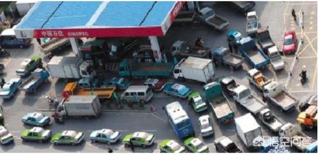 #汽车大咖#汽车加油是加满好？还是加二百好呢？