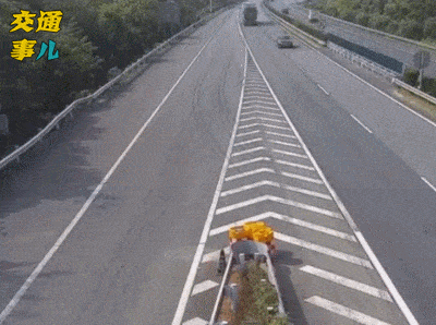 #宿迁交警#一组动图警示你：高速开车当断不断必生祸端   犹豫不决车祸临头家破人亡！