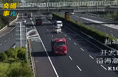 #宿迁交警#一组动图警示你：高速开车当断不断必生祸端   犹豫不决车祸临头家破人亡！