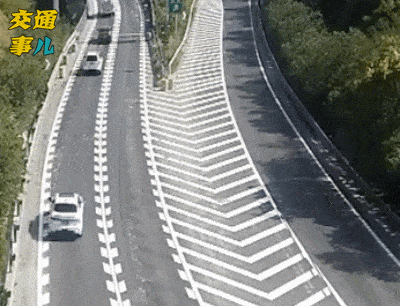 #宿迁交警#一组动图警示你：高速开车当断不断必生祸端   犹豫不决车祸临头家破人亡！