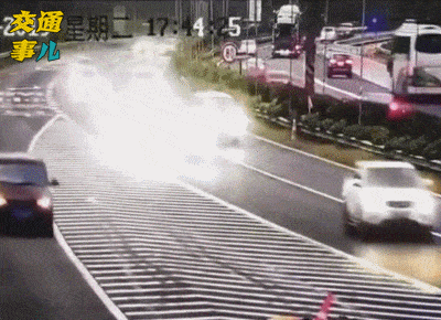 #宿迁交警#一组动图警示你：高速开车当断不断必生祸端   犹豫不决车祸临头家破人亡！