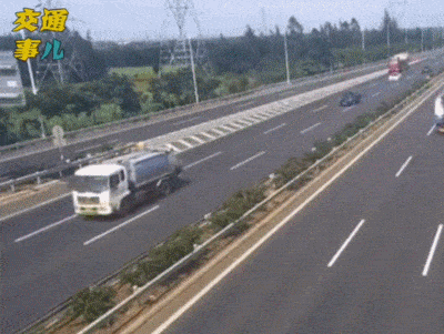 #宿迁交警#一组动图警示你：高速开车当断不断必生祸端   犹豫不决车祸临头家破人亡！