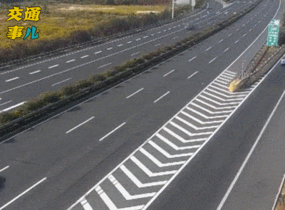 #宿迁交警#一组动图警示你：高速开车当断不断必生祸端   犹豫不决车祸临头家破人亡！