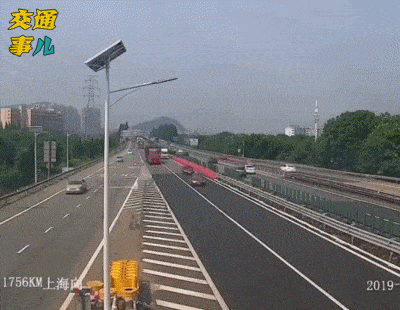 #宿迁交警#一组动图警示你：高速开车当断不断必生祸端   犹豫不决车祸临头家破人亡！