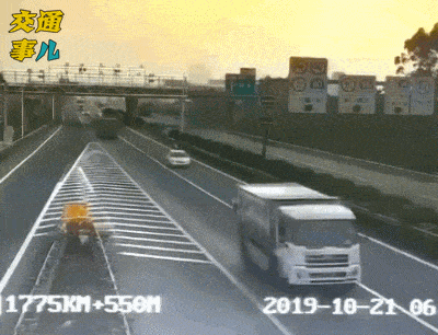 #宿迁交警#一组动图警示你：高速开车当断不断必生祸端   犹豫不决车祸临头家破人亡！