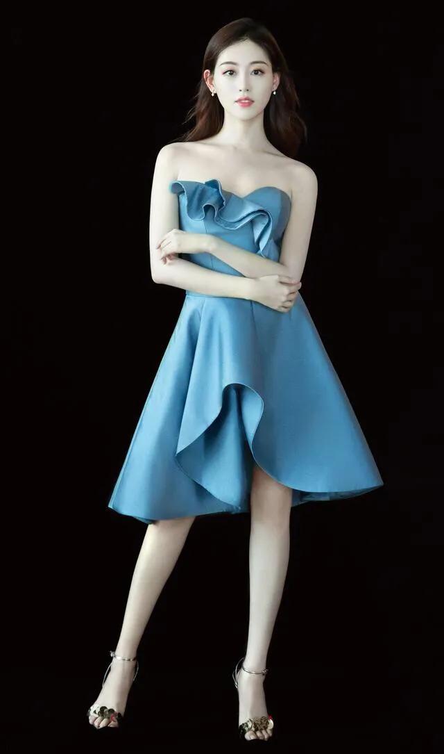 祝绪丹身着一款蓝色连衣裙优雅迷人，气质清纯淡雅