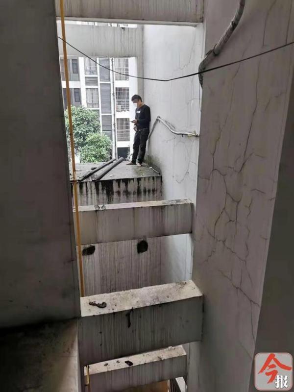 民警到小区抓捕盗窃吸毒团伙，一嫌疑男子爬上4楼进退两难
