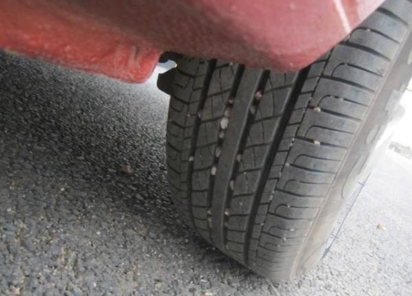 「光明网」汽车轮胎缝里进了小石子抠还是不抠？教你正确做法，行车更安心