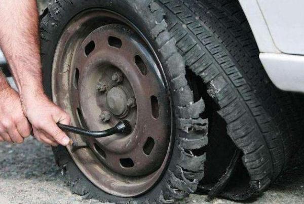 「光明网」汽车轮胎缝里进了小石子抠还是不抠？教你正确做法，行车更安心