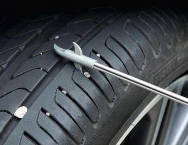 「光明网」汽车轮胎缝里进了小石子抠还是不抠？教你正确做法，行车更安心