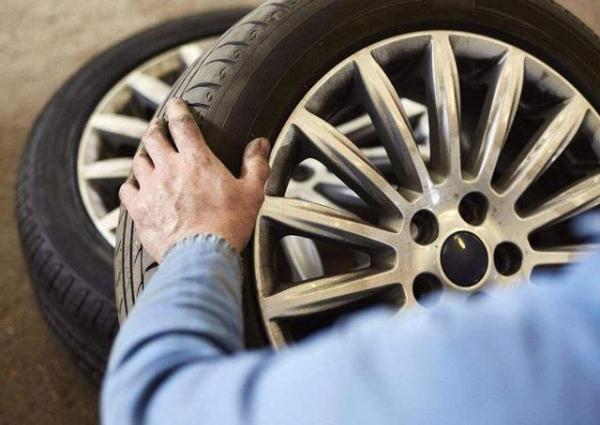 「光明网」汽车轮胎缝里进了小石子抠还是不抠？教你正确做法，行车更安心
