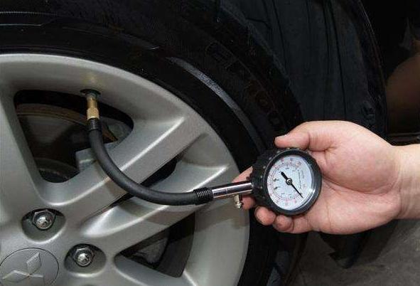 「光明网」汽车轮胎缝里进了小石子抠还是不抠？教你正确做法，行车更安心