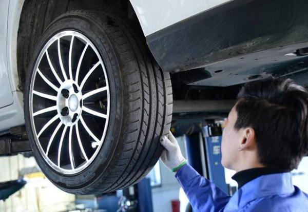 「光明网」汽车轮胎缝里进了小石子抠还是不抠？教你正确做法，行车更安心