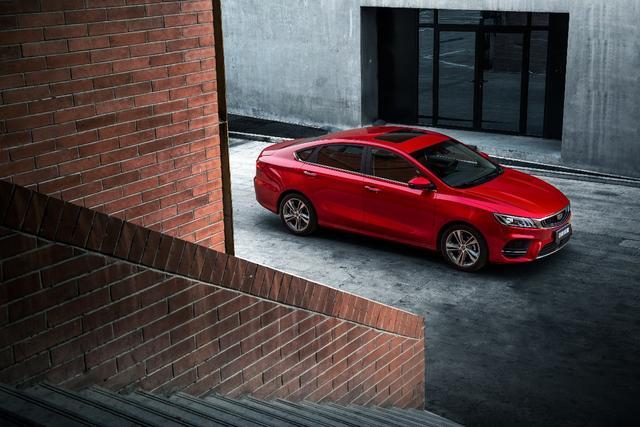 佛系少女说车车：同是小排量热门车，这款运动轿车凭什么比英朗跑的快、油耗更低？