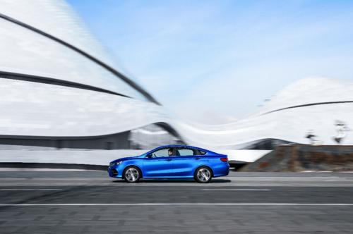 佛系少女说车车：同是小排量热门车，这款运动轿车凭什么比英朗跑的快、油耗更低？