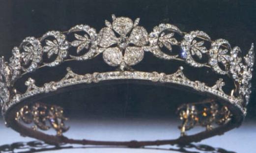 「用心看世界的小姐姐」心理测试：三个王冠，你最想拥有哪一个呢？测你啥时候能出人头地