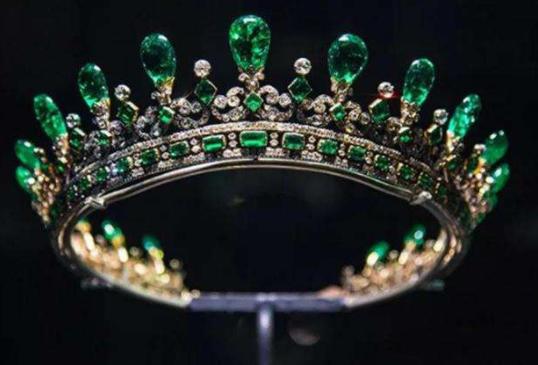 「用心看世界的小姐姐」心理测试：三个王冠，你最想拥有哪一个呢？测你啥时候能出人头地