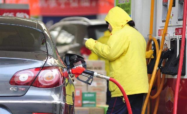 「二师兄玩车」加满一箱油便宜四五十块，为何私人加油站比三桶油便宜那么多？