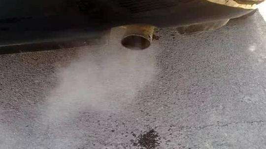 小霸王谈车■为何日系车排气管总是滴水？德系车却不滴，原因让人“大惊失色”