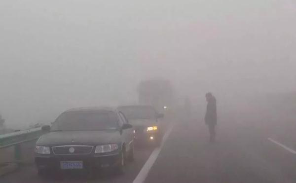 「光明网」“雾”必小心！请收好这九招雾天行车技巧