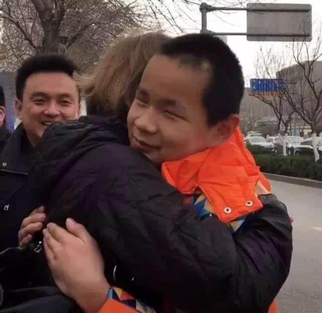 泪目！中国孤儿院男孩美国重逢，曾约定被领养后绝不抛弃对方