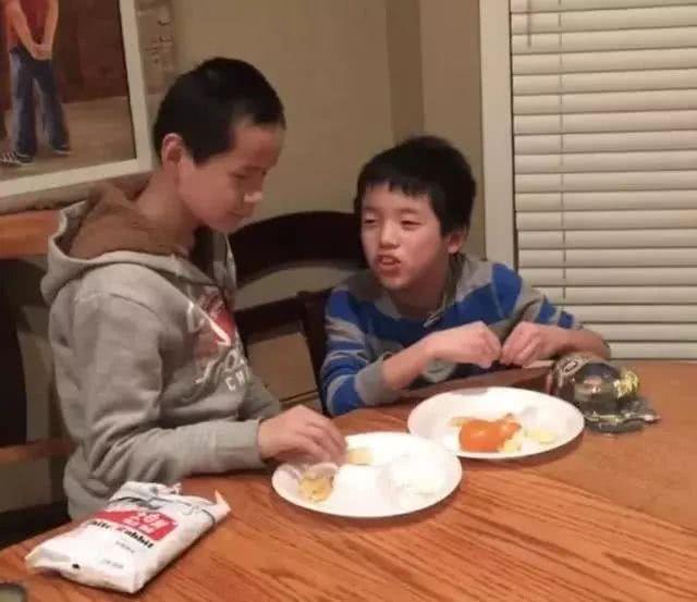 泪目！中国孤儿院男孩美国重逢，曾约定被领养后绝不抛弃对方