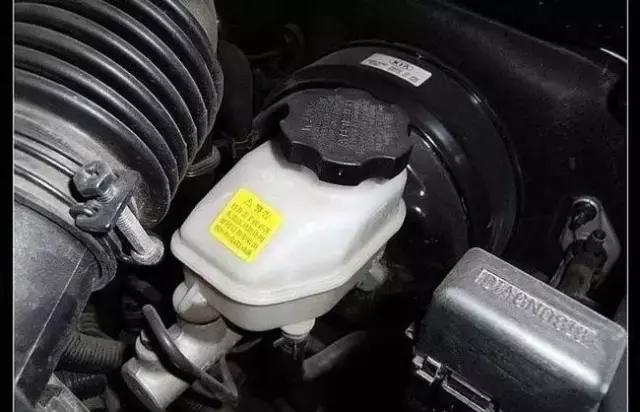 「汽车教育」刹车油的保养，绝不可以掉以轻心