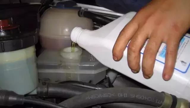 「汽车教育」刹车油的保养，绝不可以掉以轻心