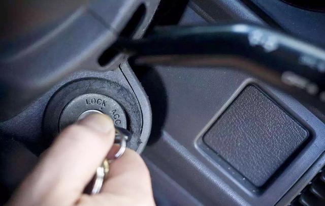 家有汽车@汽车打火要不要踩离合？维修工：发动机都快大修了，还不悔改？