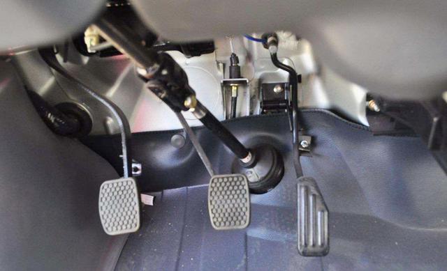 家有汽车@汽车打火要不要踩离合？维修工：发动机都快大修了，还不悔改？