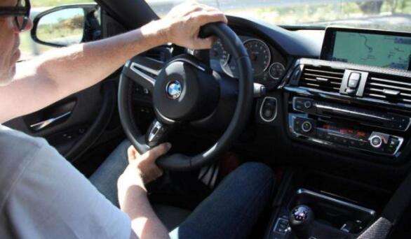 【下车让一下】自动挡停车时，先挂P挡还是先熄火？老司机：顺序弄错，危机生命