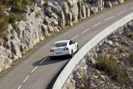 【下车让一下】自动挡停车时，先挂P挡还是先熄火？老司机：顺序弄错，危机生命