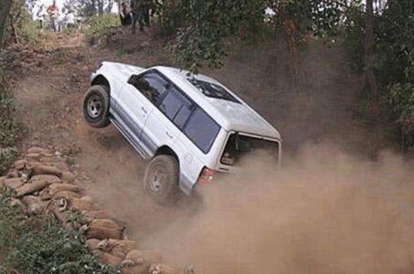 【下车让一下】自动挡停车时，先挂P挡还是先熄火？老司机：顺序弄错，危机生命