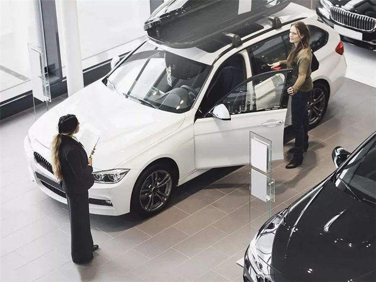 「下车让一下」4S店买车砍价最低是多少？退休销售：放心砍，能赔本算我输