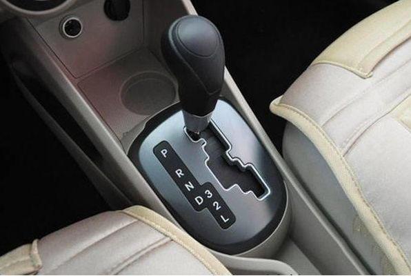 下车让一下■相比自动挡，女司机还是开手动挡吧！自动挡“3不准”，要牢记