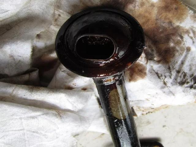 #下车让一下#看看你车的机油盖 ，一旦发现这些现象马上送修