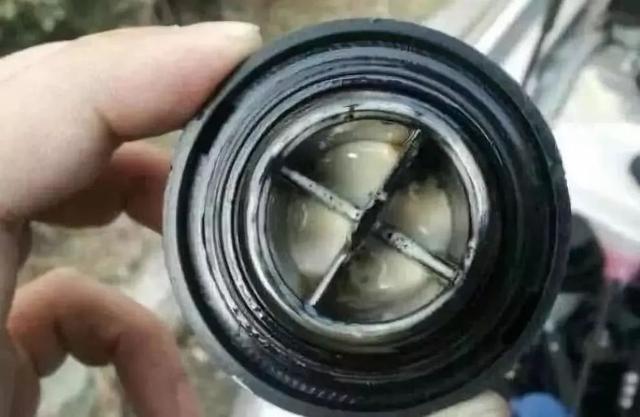 #下车让一下#看看你车的机油盖 ，一旦发现这些现象马上送修