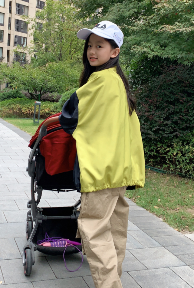 她是最美童星裴佳欣，才9岁就敢穿“豹纹热裤”，秀出的腿绝了