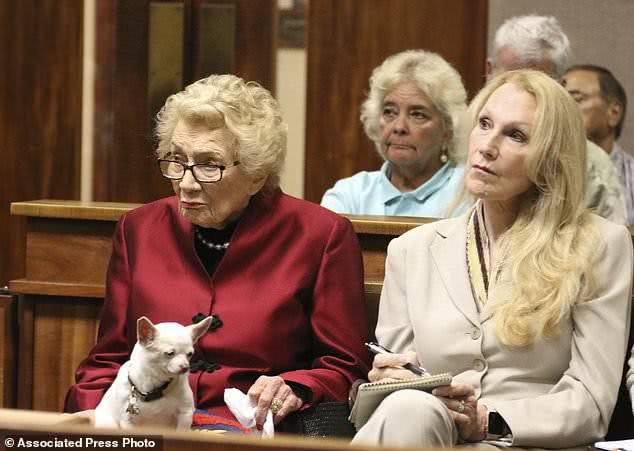 美国93岁“末代公主”出席15亿资产听证会，妻子陪同态度冷漠