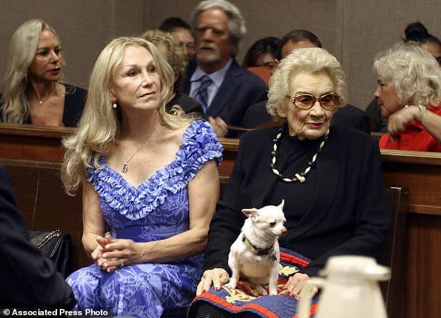 美国93岁“末代公主”出席15亿资产听证会，妻子陪同态度冷漠
