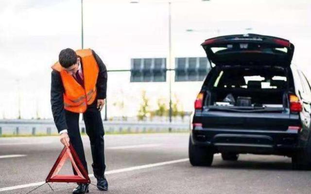 社会鲜事：是因为便宜？男子花1万元买车，到高速就抛锚，用手推着走