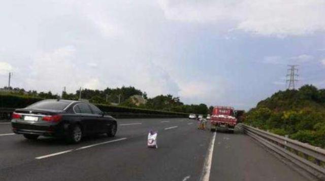 社会鲜事：是因为便宜？男子花1万元买车，到高速就抛锚，用手推着走