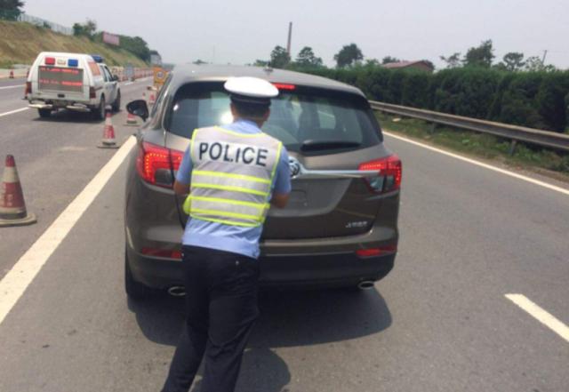 社会鲜事：是因为便宜？男子花1万元买车，到高速就抛锚，用手推着走